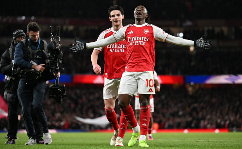 Gary Neville chỉ ra điểm yếu quan trọng nhất của Arsenal dù sở hữu đội hình dày nhất nhiều năm