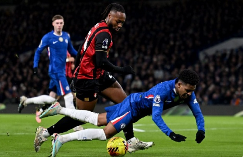 Carragher mỉa mai hàng thủ Chelsea sau trận hòa Bournemouth: ‘Vấn đề không còn là tai nạn’
